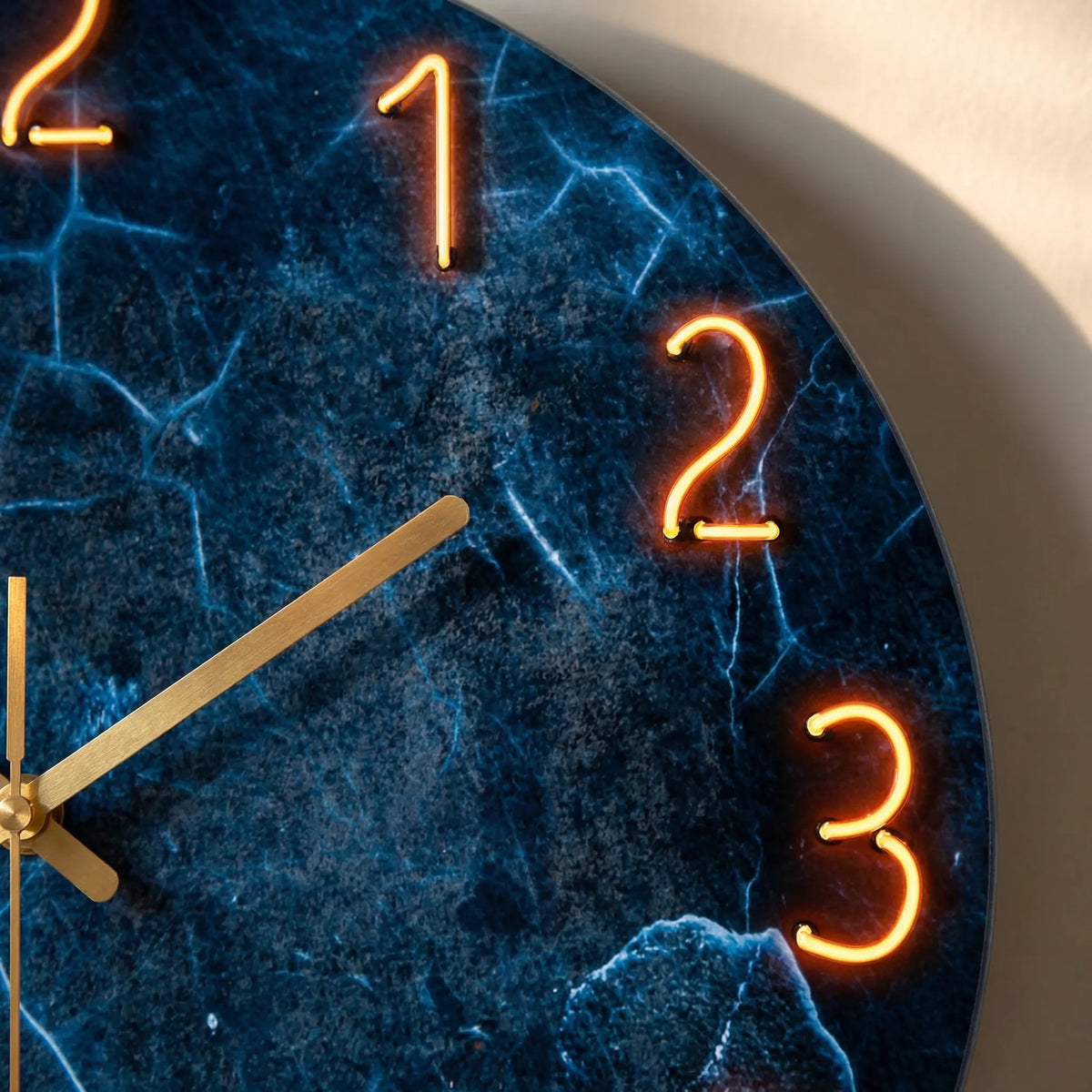 Marble-look wall clock – silent movement – gold hands – 30 cm – Hudson Vale